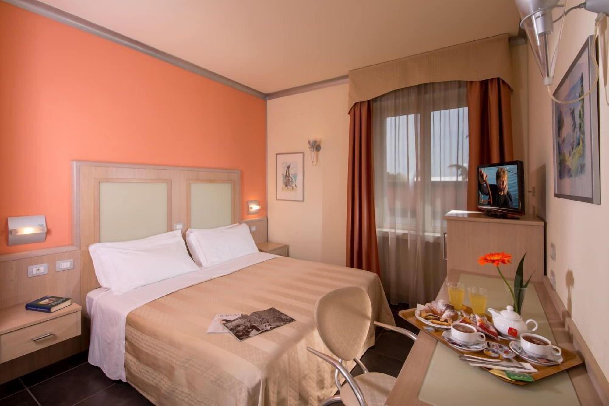 Hotel Mediterraneo Stagno Esterno foto