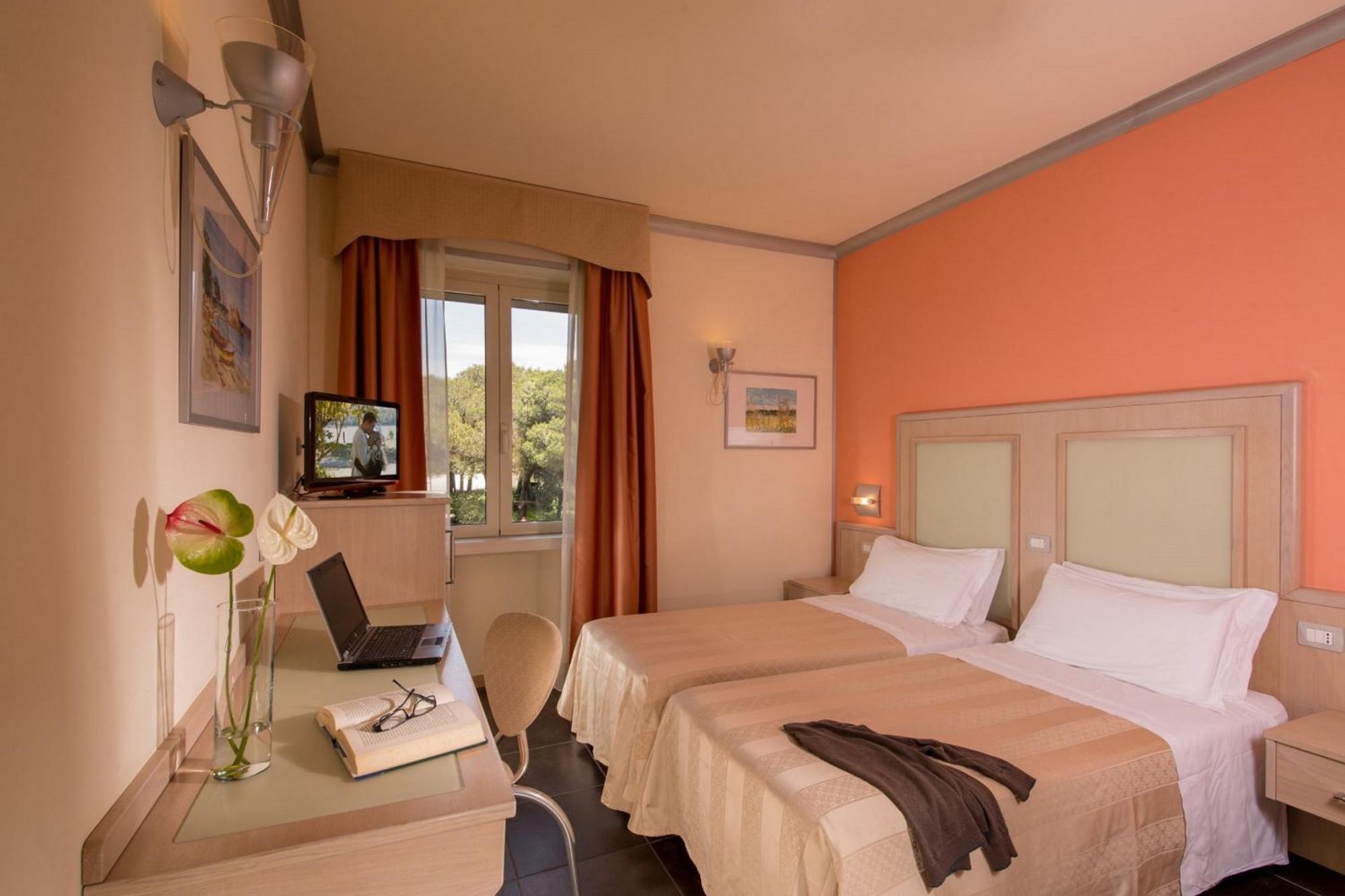 Hotel Mediterraneo Stagno Esterno foto