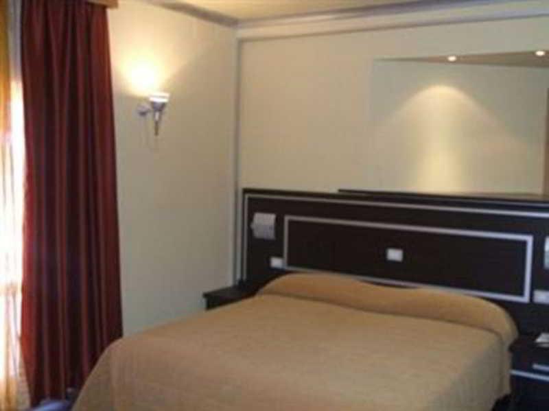 Hotel Mediterraneo Stagno Esterno foto
